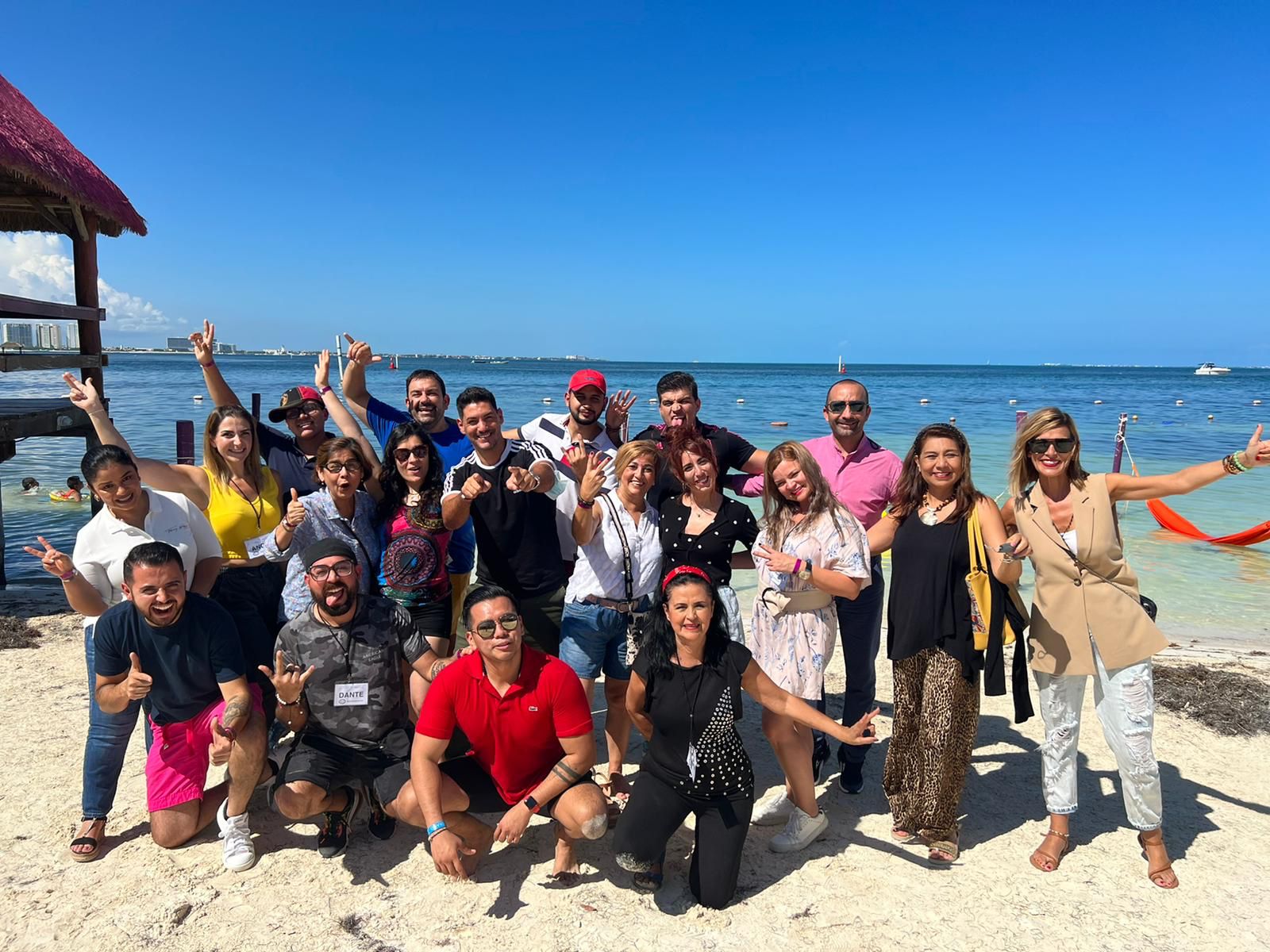 grupo cancun en playa